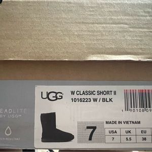 WOMENS BLACK CLASSIC SHORT UGGS